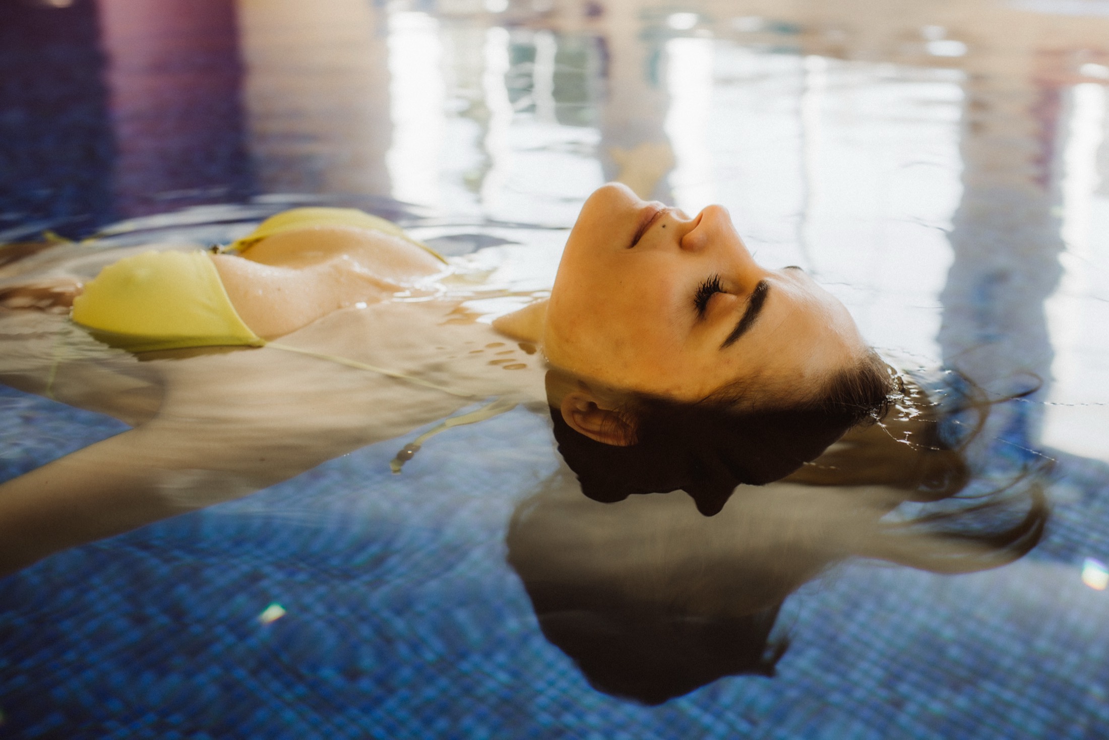 Schwerelos im Hallenbad