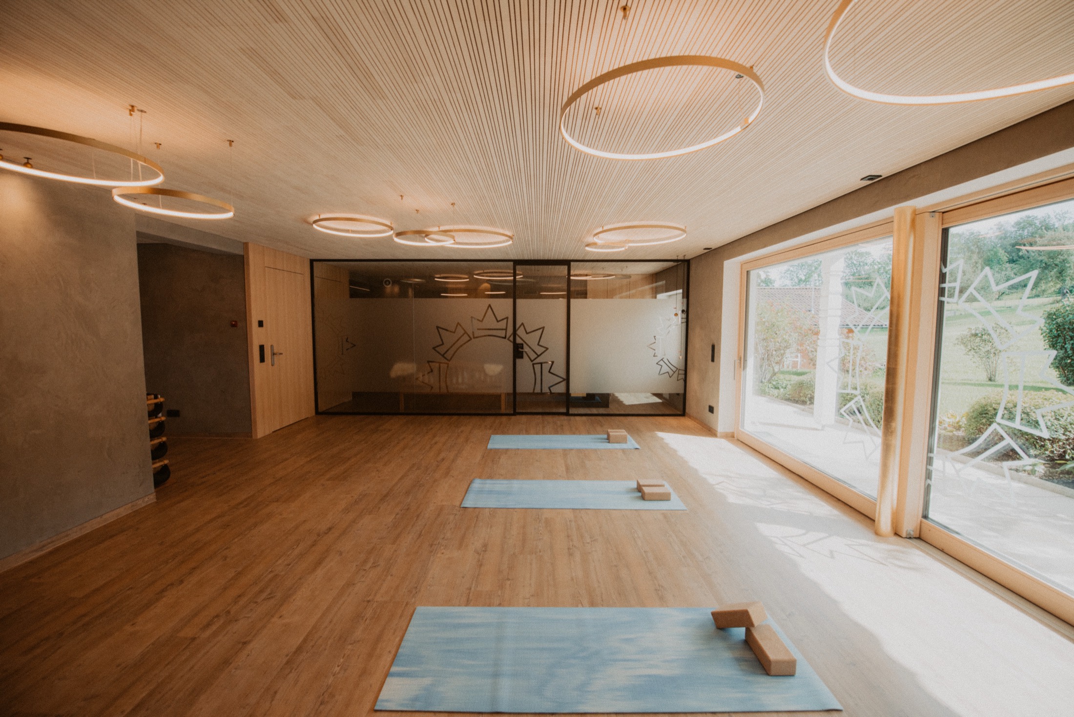 Unser lichtdurchfluteter Yoga-Raum